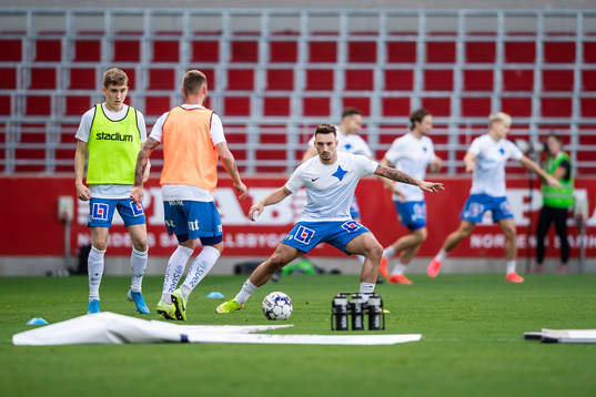 IFK Norrköpings Sead Haksabanovic värmer upp