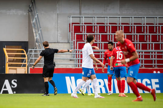 Domare Kristoffer Karlsson dömer en straff