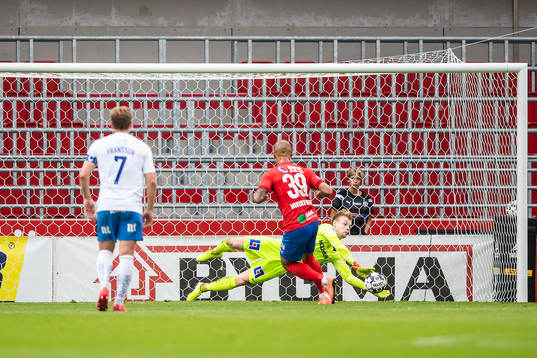 IFK Norrköpings målvakt Isak Pettersson räddar en straff