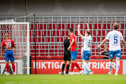 IFK Norrköpings Isak Bergmann Jóhannesson protesterar mot