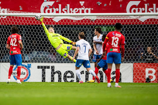 IFK Norrköpings målvakt Isak Pettersson med en räddning