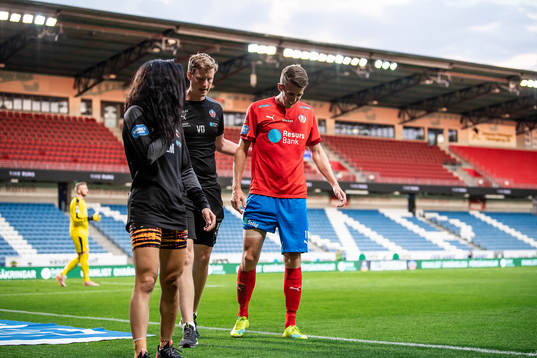 Helsingborgs Adam Eriksson lämnar planen skadad
