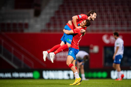 Helsingborgs Assad Al Hamlawi och Mix Diskerud jublar