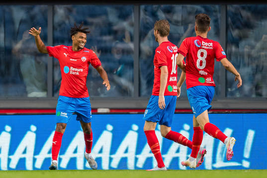 Helsingborgs Rasmus Jönsson (m) jublar med Joseph Ceesay