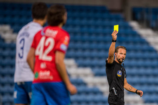 Domare Kristoffer Karlsson ger gult kort till IFK