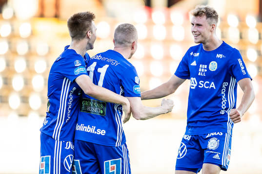 Sundsvalls Tobias Eriksson gör 0-1 och jublar med Anton
