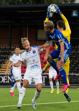Akropolis målvakt Samuel Brolin plockar ner bollen