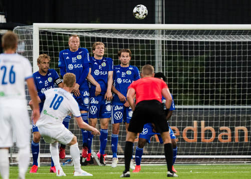 Akropolis Nicklas Maripuu med en frispark över Sundsvalls
