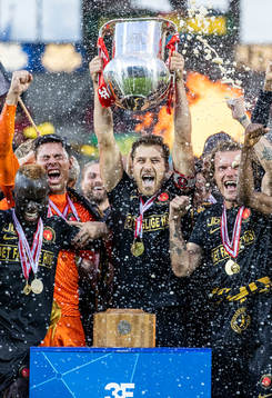 [DK=20200726: Spillerne fra FC Midtjylland fejrer