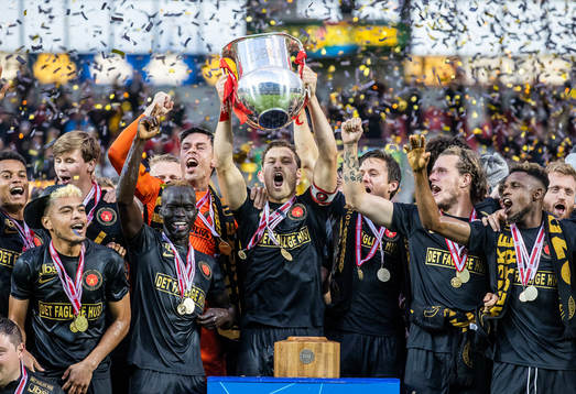 [DK=20200726: Spillerne fra FC Midtjylland fejrer