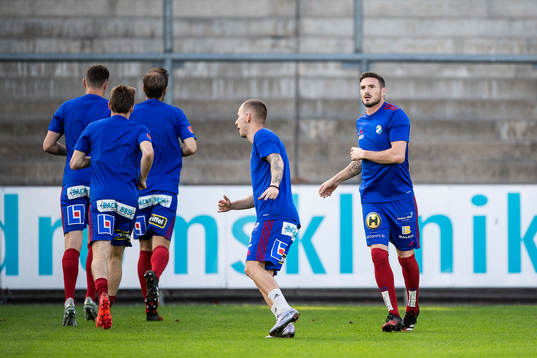 Östers James Keene värmer upp