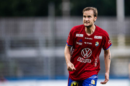 Östers Månz Berg reagerar mot domaren