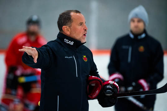 Luleås tränare Thomas Berglund instruerar spelarna