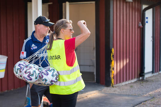 Volontär med bollar