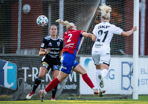 Göteborgs Rebecka Blomqvist nickar in 0-1