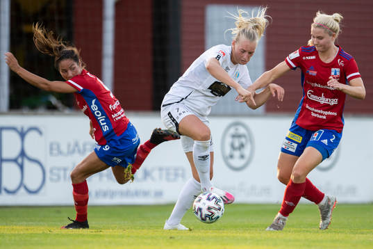 Göteborgs Stina Blackstenius mellan Vittsjös Lisa Klinga
