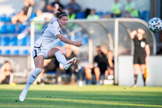 Göteborgs Natalia Kuikka skjuter in 0-2 målet