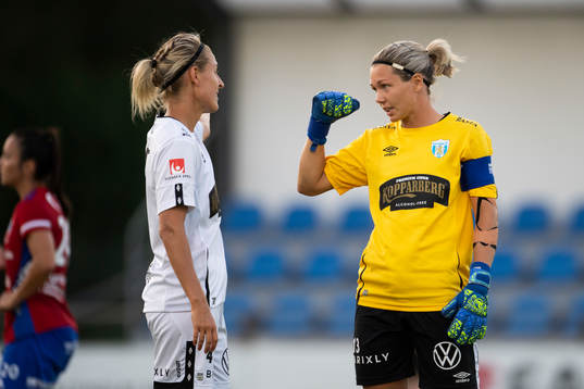 Göteborgs Emma Kullberg och målvakt Jennifer Falk