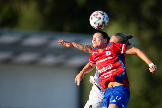 Vittsjös Emily Gielnik i nickduell med Göteborgs spelare