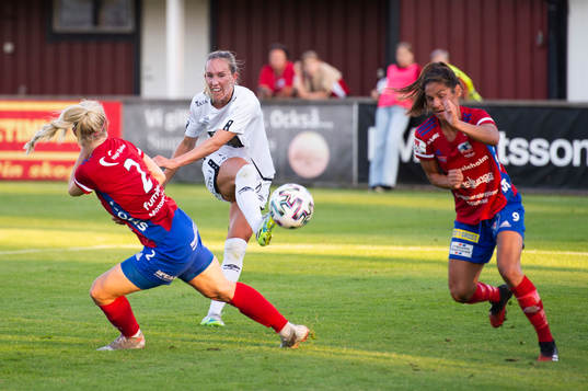 Göteborgs Julia Roddar mellan Vittsjös Mie Leth Jans  och