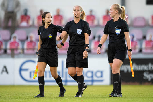 Domare Sandra Almkvist, assisterande domare Emelie