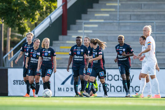 Linköpings Uchenna Grace Kanu jublar med lagkamrater