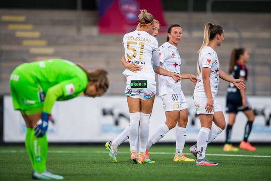 Rosengårds Sanne Troelsgaard och Mimmi Larsson jublar