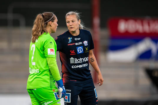 Linköpings målvakt Matilda Haglund och Lisa Hurtig deppar