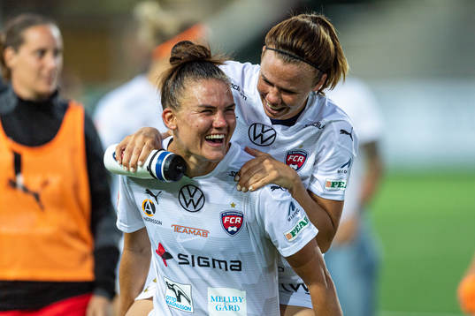 Rosengårds Katrine Veje och Jessica Samuelsson jublar