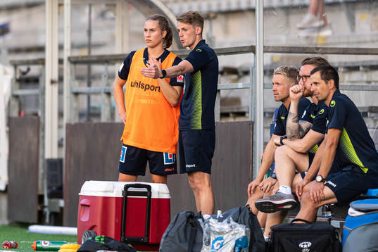 Linköpings tränare William Strömberg instruerar Johanna