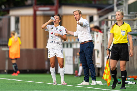 Rosengårds tränare Jonas Eidevall instruerar Katrine Veje