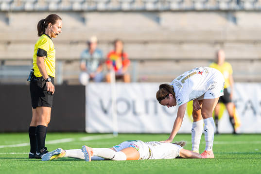 Rosengårds Sanne Troelsgaard har ont och ses om av domare