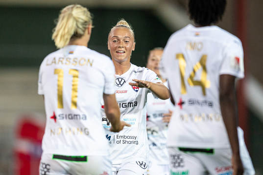 Rosengårds Hanna Bennison jublar med lagkamrater