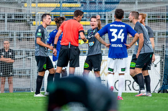 Västerås Filip Almström Tähti är vansinnig på domare