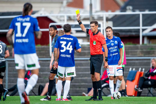 Domare Magnus Lindgren ger Brian Span gult kort