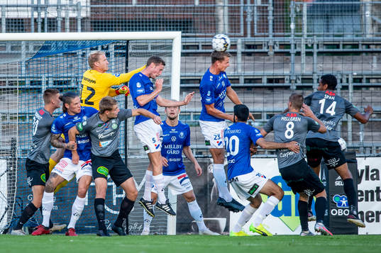 Trelleborgs målvakt Hampus Nilsson försöker rensa