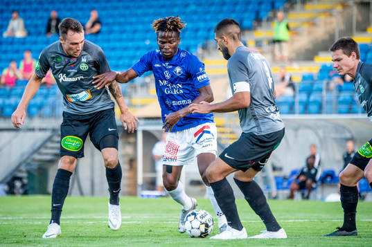 Trelleborgs Fatawu Safiu mot Västerås Filip Tronet och