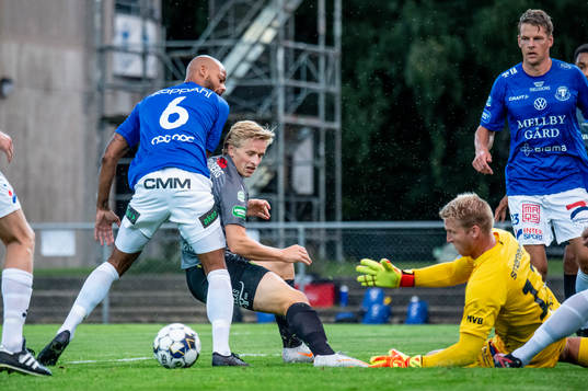Västerås Douglas Karlberg mot Trelleborgs Salif Camara