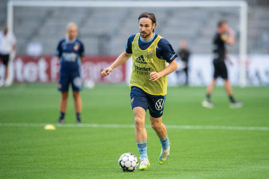 Djurgårdens Kevin Walker värmer upp
