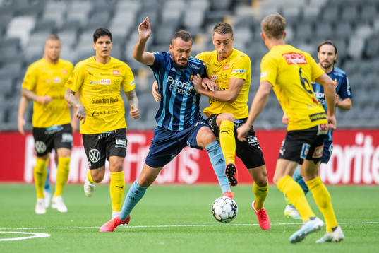 Djurgårdens Emir Kujovic och Mjällbys Jesper Löfgren