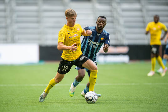 Mjällbys Eric Björkander och Djurgårdens Emmanuel Banda