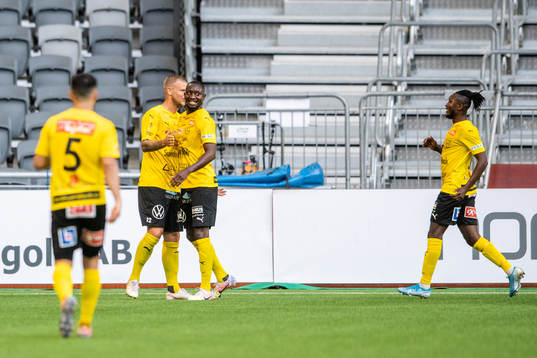 Mjällbys Moses Ogbu jublar med lagkamrater