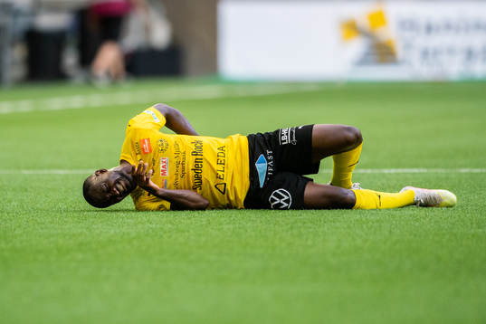 Mjällbys Moses Ogbu har ont