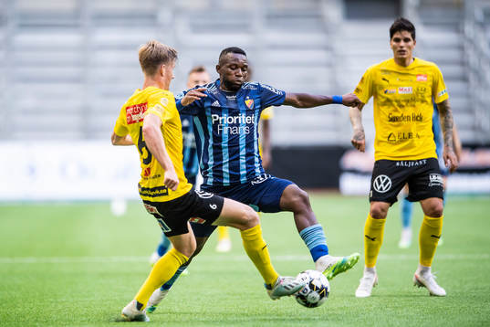 Mjällbys Eric Björkander och Djurgårdens Emmanuel Banda