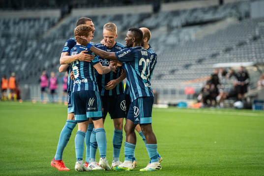 Djurgårdens Jonathan Augustinsson jublar med lagkamrater
