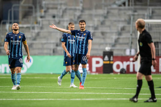 Djurgårdens Erik Berg reagerar mot domare Per Melin