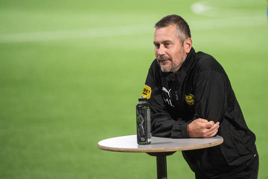 Mjällbys tränare Marcus Lantz deltar i en presskonferens