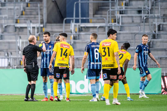 Domare Per Melin delar ut ett gult kort till Djurgårdens