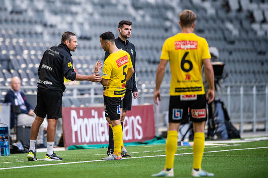 Mjällbys tränare Marcus Lantz i samtal med Mohanad Jeahze
