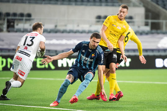 Djurgårdens Erik Berg utmanar Mjällbys målvakt